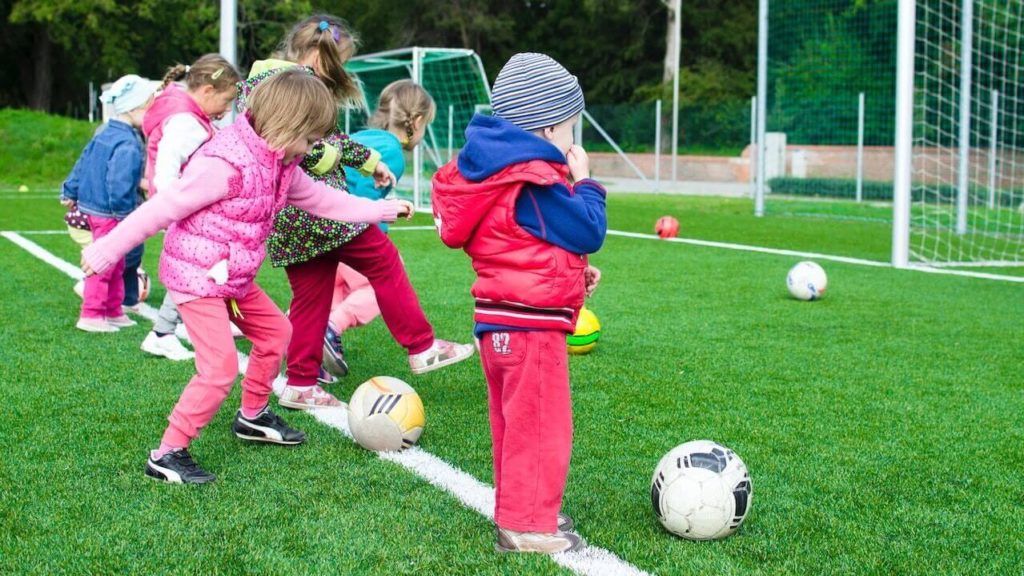 Zajęcia sportowe dla dzieci w przedszkolu.