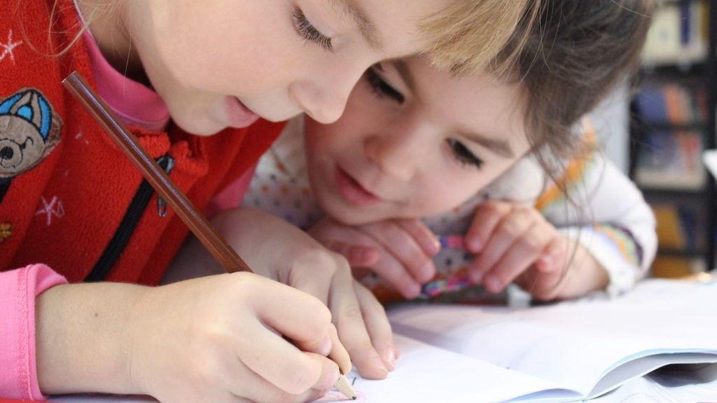 Dzieci i nauka pisania w ramach zajęć dydaktycznych