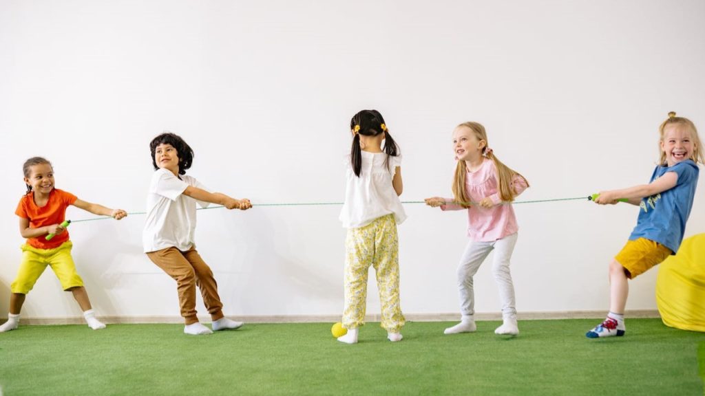Dzieci bawiące się w przedszkolu a zabawy rozwijające umiejętności społeczne
